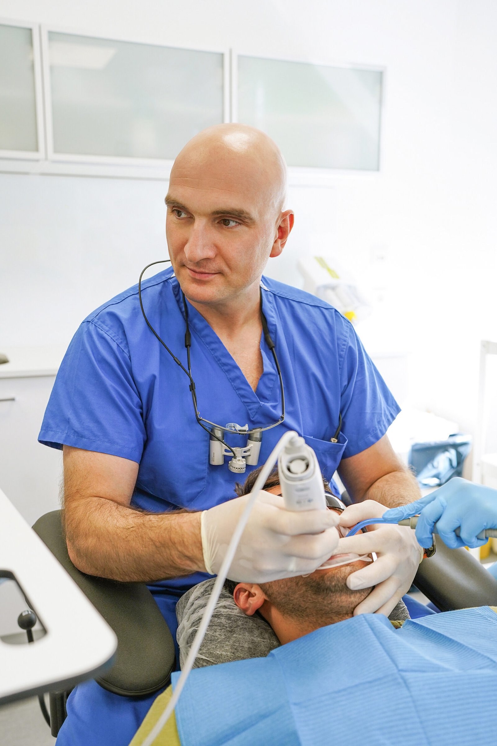 Dr. Givi Ordzhonikidze mit Lupenbrille bei einer Behandlung in seiner Privatpraxis in Wuppertal